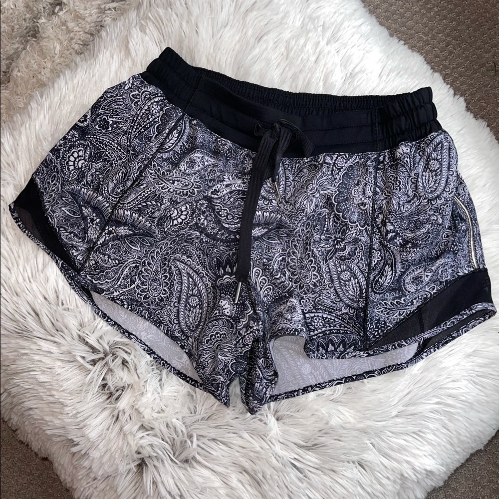 EUC Lululemon Hotty Hot 4 inch Short Size 6